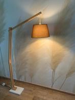 Houten vloerlamp in nieuwstaat, Huis en Inrichting, Lampen | Vloerlampen, Ophalen, Zo goed als nieuw, Hout, 150 tot 200 cm