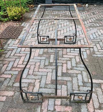 IJzeren onderstel buitentafel  beschikbaar voor biedingen