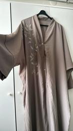 Mooie beige abaya (Hadith shop) maat L, Kleding | Dames, Gelegenheidskleding, Ophalen, Zo goed als nieuw, Beige, Overige typen