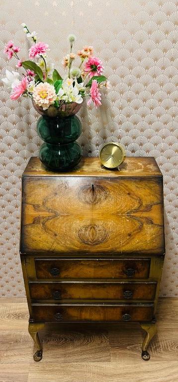 Vintage houten secretaire met lades en opbergvakken beschikbaar voor biedingen