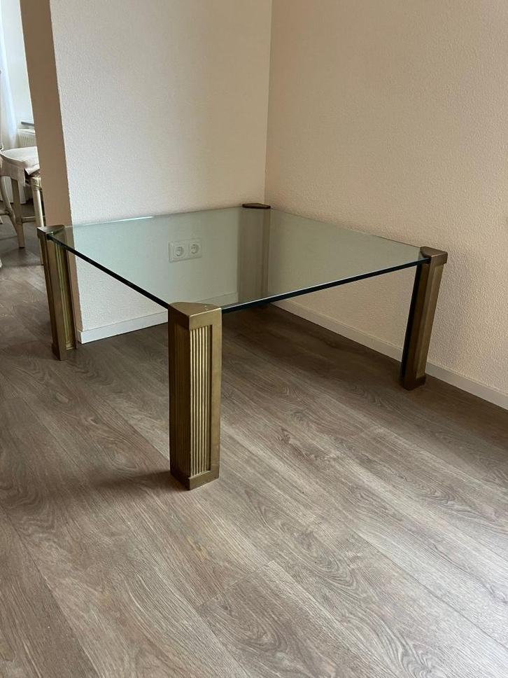 Salontafel Peter Ghyczy met glazen blad en messing poten, Huis en Inrichting, Tafels | Salontafels, Gebruikt, Minder dan 50 cm