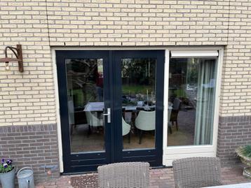 Achterpui woonhuis met 2 openslaande deuren. beschikbaar voor biedingen