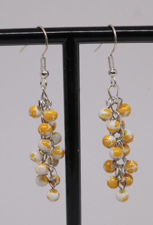 Oorbellen met leuke geel/wit gevlekte kraaltjes, Sieraden, Tassen en Uiterlijk, Oorbellen, Nieuw, Hangers, Overige materialen