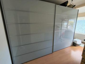 Ruime kledingkast met schuifdeuren beschikbaar voor biedingen