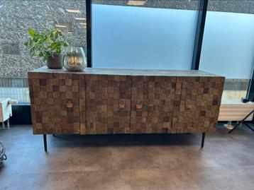 Houten dressoir beschikbaar voor biedingen