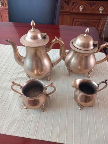 koper of messing koffie en thee servies beschikbaar voor biedingen