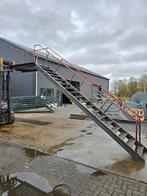 Stalen trap met bordes rood/grijs. Hoog 3,15 mtr. Nob185, Ophalen of Verzenden, 2 tot 4 meter