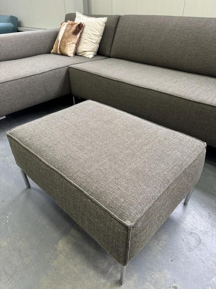 Showroommodel Design on Stock Bloq Hocker | Bloq hocker, Huis en Inrichting, Banken | Voetenbanken en Poefen, Zo goed als nieuw