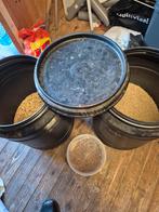 1 ton met leg kippenvoer en 1 ton met gemengd graan, Dieren en Toebehoren, Pluimvee | Toebehoren, Ophalen, Drinken en Voederen