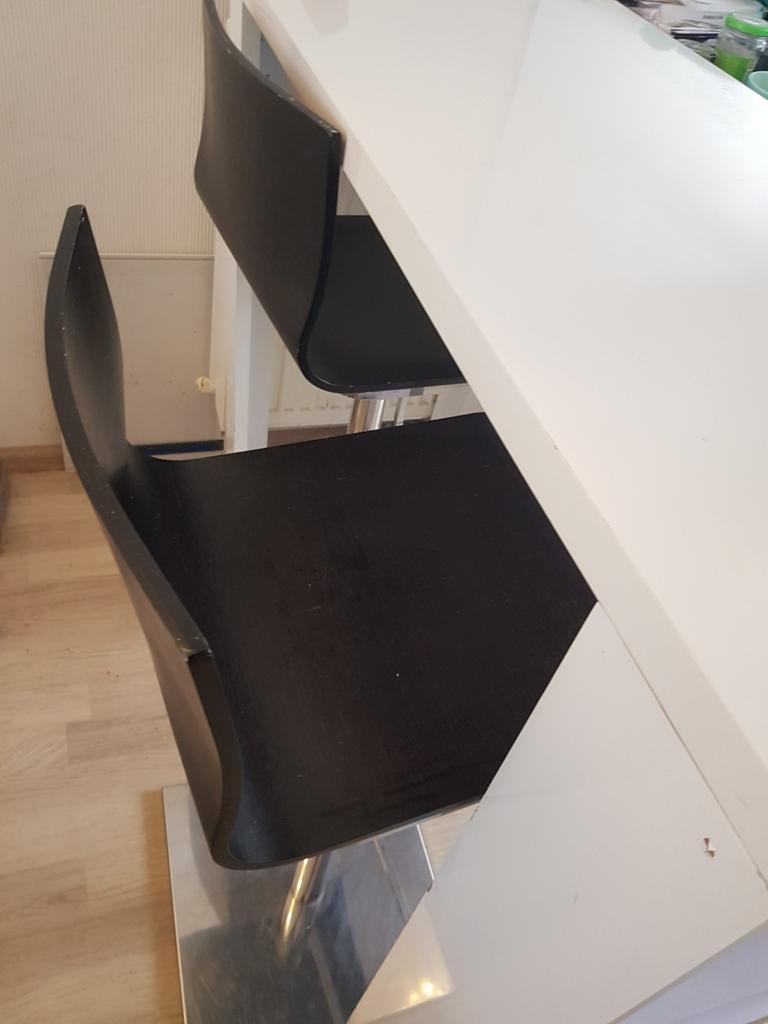 barkrukken donkerbruin met witte bar, 2 krukken, Ophalen, Gebruikt, 60 tot 90 cm