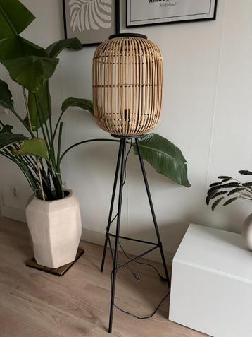 Rotan vloerlamp beschikbaar voor biedingen