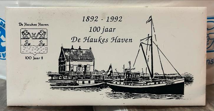 Herdenkingstegel 100 jaar De Haukes Haven, Antiek en Kunst, Antiek | Wandborden en Tegels, Ophalen of Verzenden