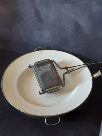 Ouderwetse warhoudbord ,iets beboterd ,patina stoer brocante beschikbaar voor biedingen