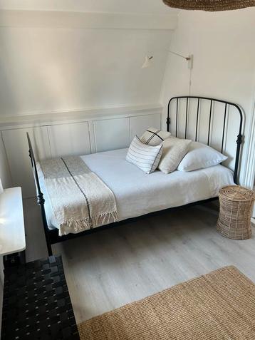 Bed  beschikbaar voor biedingen