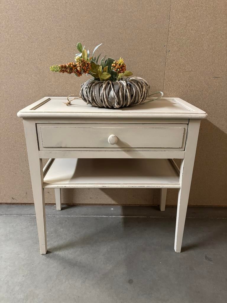 Vintage brocante sidetable / tafel / bijzettafel / ladekast, Huis en Inrichting, Kasten | Ladekasten, Studio Larilo, 1 of 2 laden