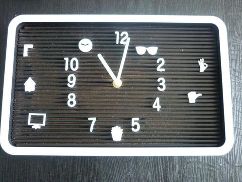 Wandklok zwart wit / letterbord klokje / klok, Huis en Inrichting, Woonaccessoires | Klokken, Wandklok, Analoog, Ophalen of Verzenden
