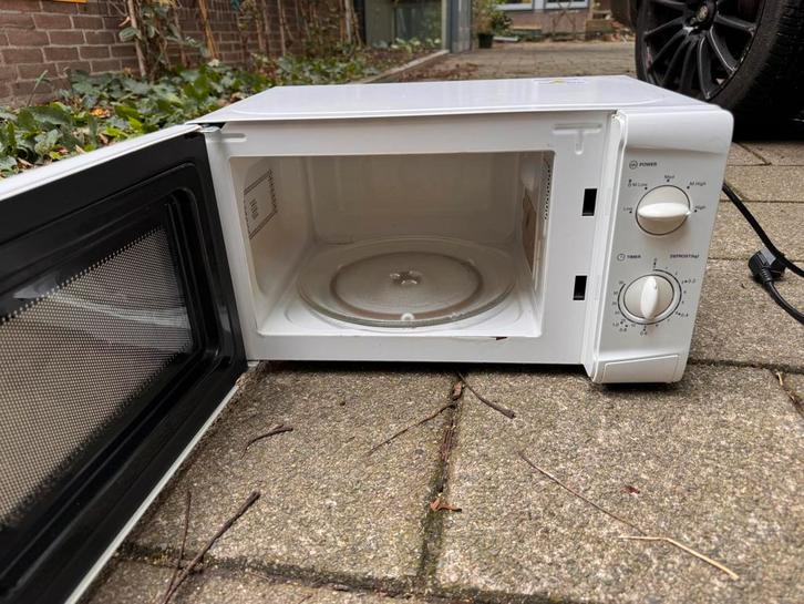 White-Line Magnetron MS720W – 700W – goed werkend, Witgoed en Apparatuur, Magnetrons, Zo goed als nieuw, Ophalen