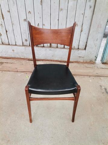 Vintage teakhouten stoel met zwart skai, kunstleer bekleding beschikbaar voor biedingen