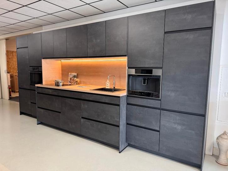 Showroom keuken, Huis en Inrichting, Keuken | Complete keukens, Gebruikt, Enkelwandige keuken, Zwart, Kunststof, Greeploos, Ophalen