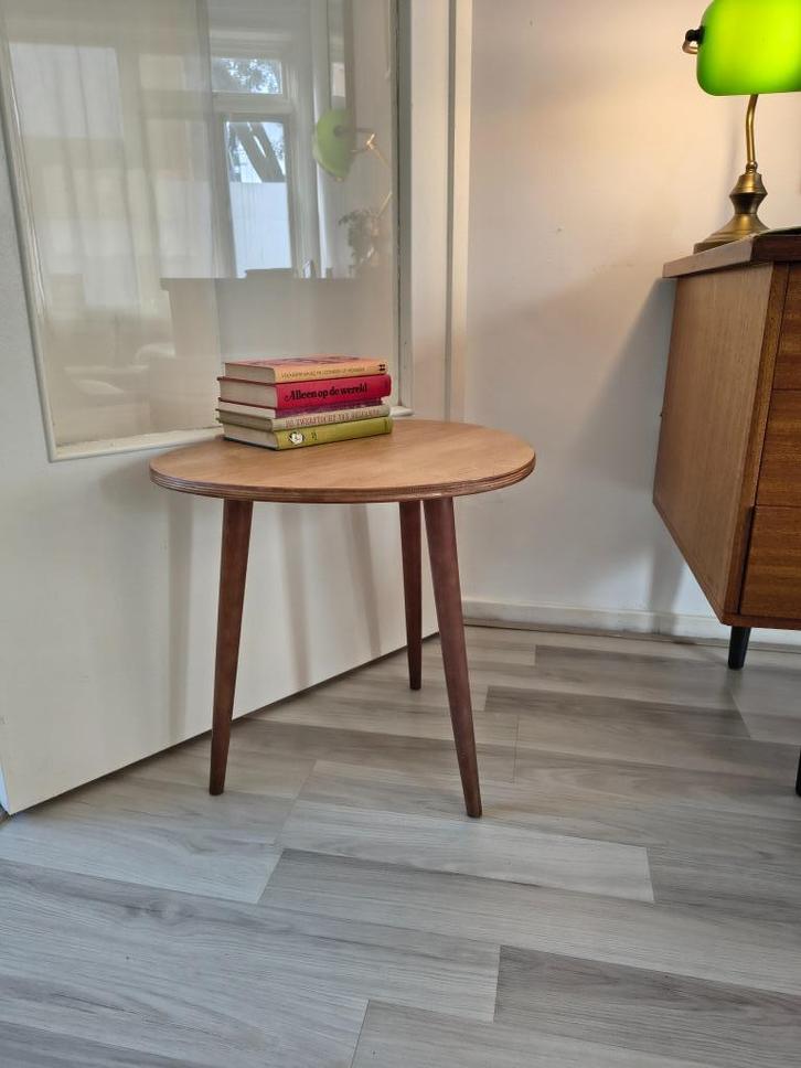Bijzettafel van hout | vintage jaren 60 | organisch, Huis en Inrichting, Tafels | Bijzettafels, Zo goed als nieuw, Ovaal, 45 tot 60 cm