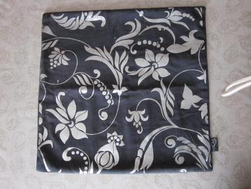 Kussenovertrek 45 x 45 cm. Zwart met zilverkleur.100% katoen beschikbaar voor biedingen