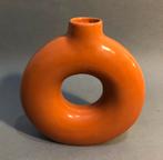 Vaas in terracotta kleur, rond, donutvaas, keramiek, Overige kleuren, Aardewerk of Porselein, Ophalen of Verzenden, Zo goed als nieuw
