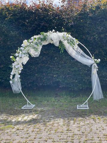 Bruiloft boog compleet met bloemen. beschikbaar voor biedingen