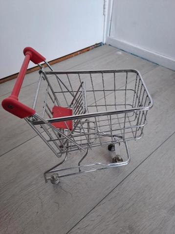 Metalen winkelwagentje beschikbaar voor biedingen