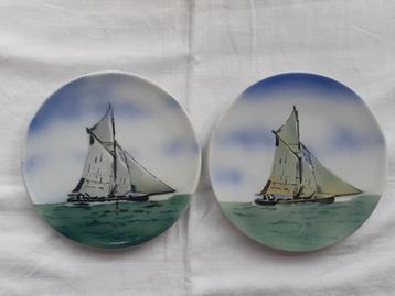 Gekleurd wandbord met oude zeilboot (2x) beschikbaar voor biedingen