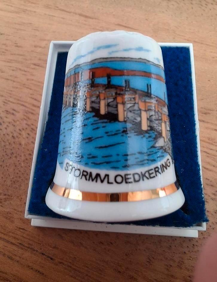 Vingerhoed Stormvloedkering, Verzamelen, Vingerhoedjes, Zo goed als nieuw, Nederland, Porselein, Ophalen of Verzenden