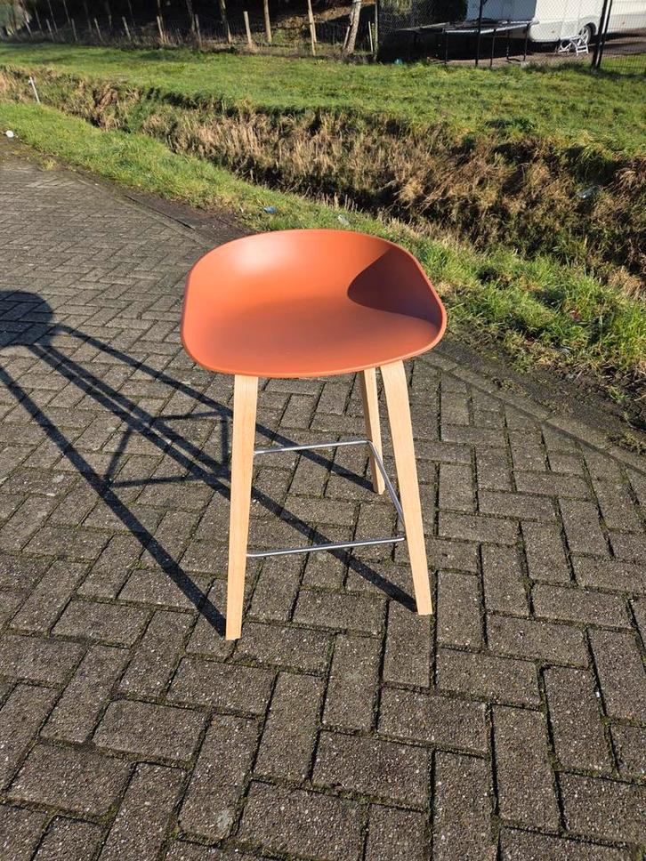 2 stuks Moderne oranje barkruk merk Hay met houten poten., Huis en Inrichting, Barkrukken, Zo goed als nieuw, 60 tot 90 cm, Hout
