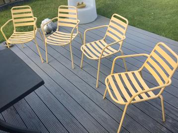 6 gele ijzeren stapelbare tuinstoelen beschikbaar voor biedingen