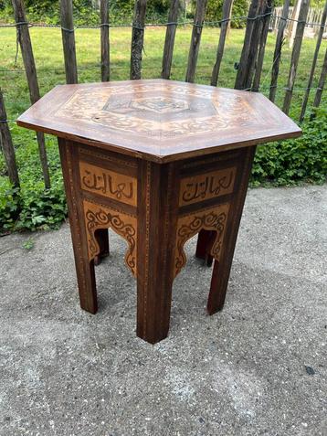 Hexagonale Islamitische Tafel met Inlegwerk beschikbaar voor biedingen