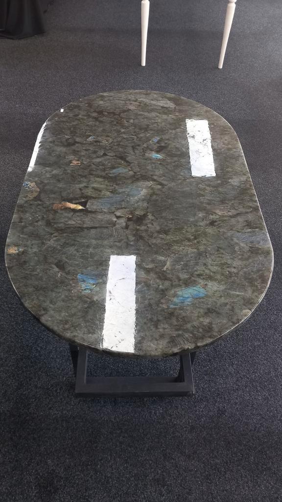 Labradoriet flashy ovale tafel ca. 140x85 cm., Verzamelen, Mineralen en Fossielen, Ophalen of Verzenden