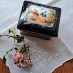 Sieradendoos blauw porselein met rococo  lovers 1910, Antiek en Kunst, Verzenden