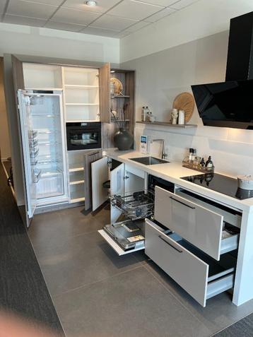 Hoekkeuken kashmir + hout luxe AEG apparatuur + stenen blad beschikbaar voor biedingen