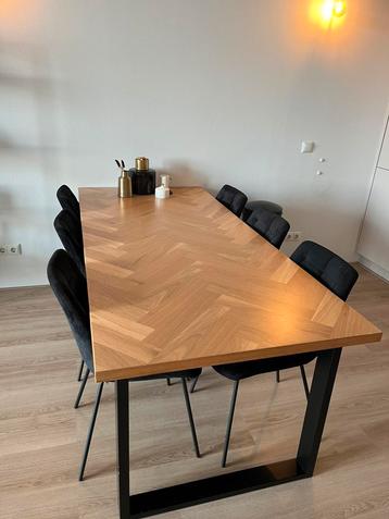 Eettafel in visgraat patroon met velours stoelen beschikbaar voor biedingen