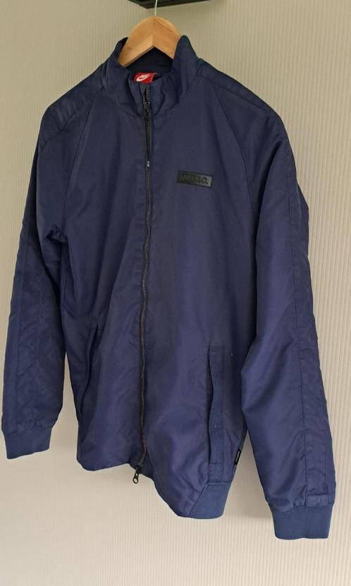 Nike FC (zomer) jas in maat XS donkerblauw in keurige staat!, Kleding | Heren, Jassen | Zomer, Zo goed als nieuw, Maat 46 (S) of kleiner