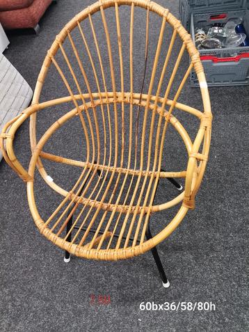 Vintage rotan Rohé Noordwolde kuipstoel met zwarte buisframe beschikbaar voor biedingen