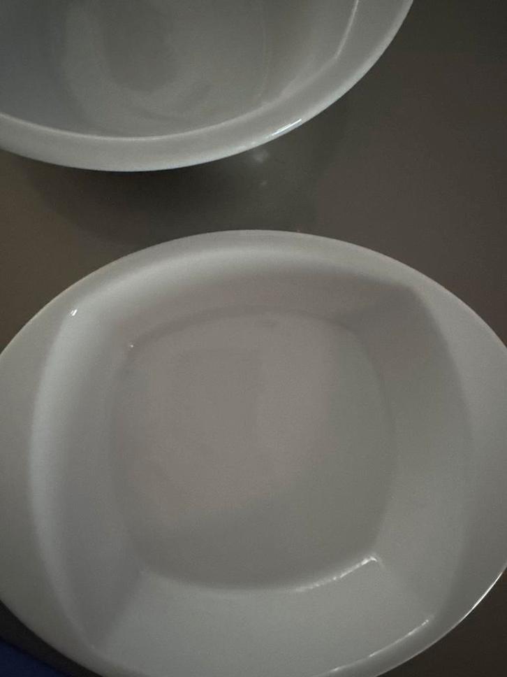 2 witte IKEA schalen, Huis en Inrichting, Keuken | Servies, Zo goed als nieuw, Schaal of Schalen, Effen, Keramiek, Ophalen of Verzenden