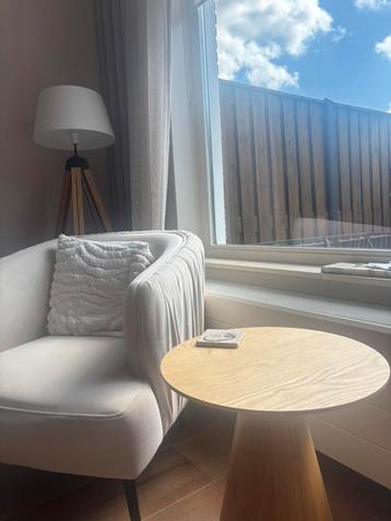 Fauteuil met lamp en bijzettafel beschikbaar voor biedingen
