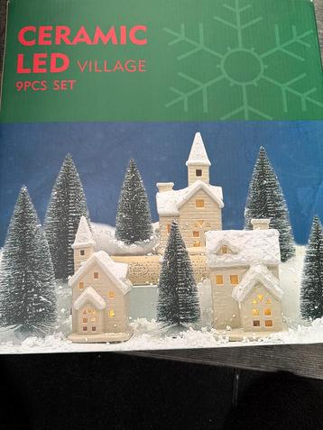 3 keramische huisjes met 6 boompjes, kerst beschikbaar voor biedingen
