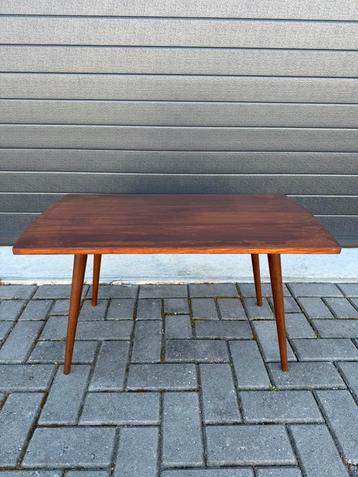 Vintage houten tafeltje beschikbaar voor biedingen