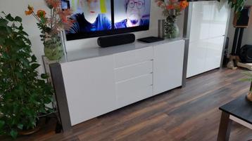 Set mooie nette (9+) witte meubels met metalen poten . beschikbaar voor biedingen