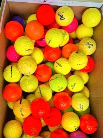 Gekleurde golfballen beschikbaar voor biedingen