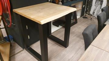 Massief eiken bartafel van 100x100cm en 110cm hoog beschikbaar voor biedingen