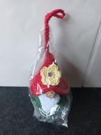 Nieuw gehaakte gnoom hanger, groene jas, rode muts met lich, Ophalen of Verzenden, Nieuw