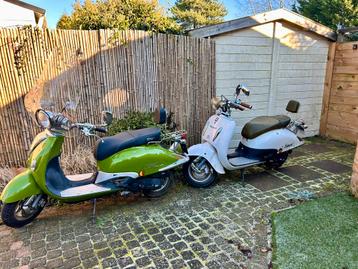 2x snorscooter Viraggio en een groene AGM beschikbaar voor biedingen