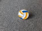 1 mooie pin van een beachvolleybal bal te koop, Ophalen of Verzenden, Nieuw, Sport, Speldje of Pin