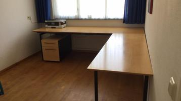 Bureau, Arco design hoekbureau met ladeblok op wielen.
